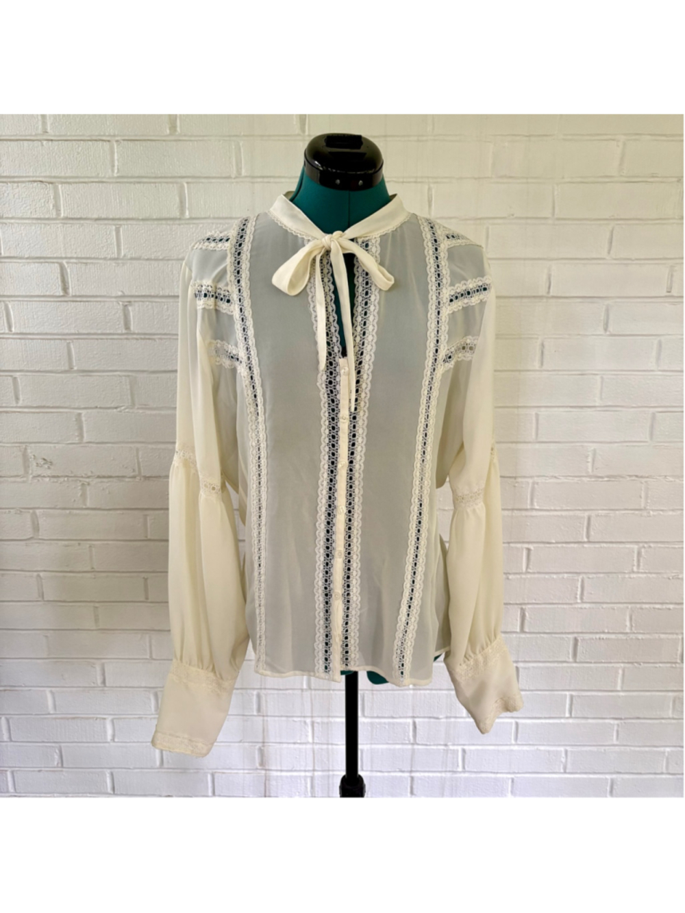 Women's Bay Studio Blouse Size L cream White Lace Detail Long Sleeve
